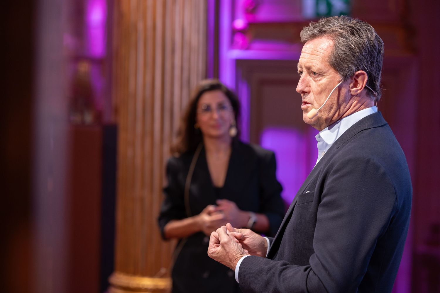 Jonas Björkman presents on stage at Grand Hôtels Spegelsal.