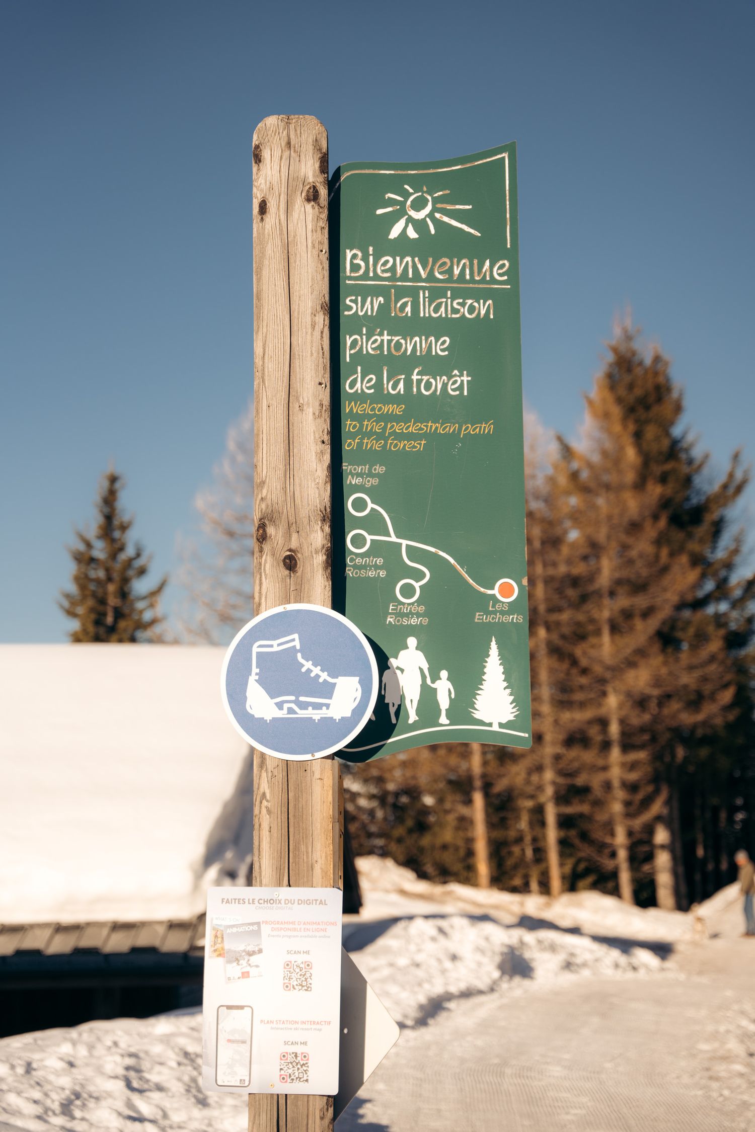 panneau de la liaison piétonne de la forêt de la station de ski de la rosière