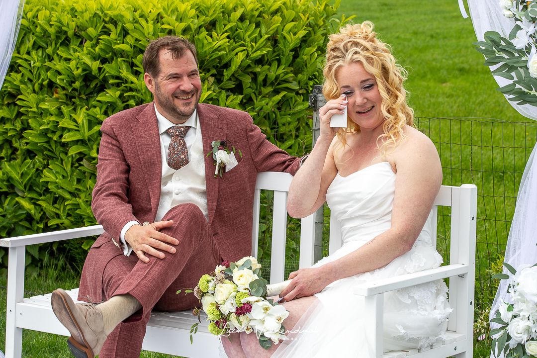 Madelief veegt met een zakdoekje haar tranen weg tijdens een emotioneel moment in de ceremonie