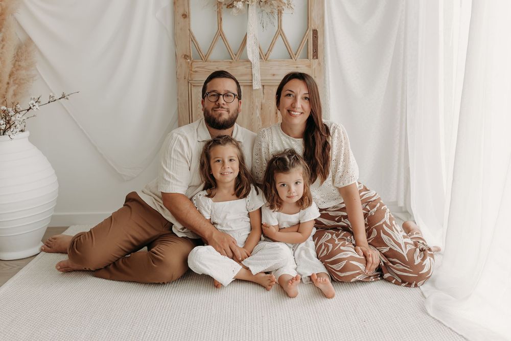 photo de famille lumineuse et douce dans un studio boheme