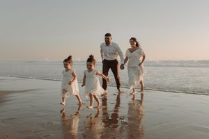 photo de famille coucher de soleil plage océan