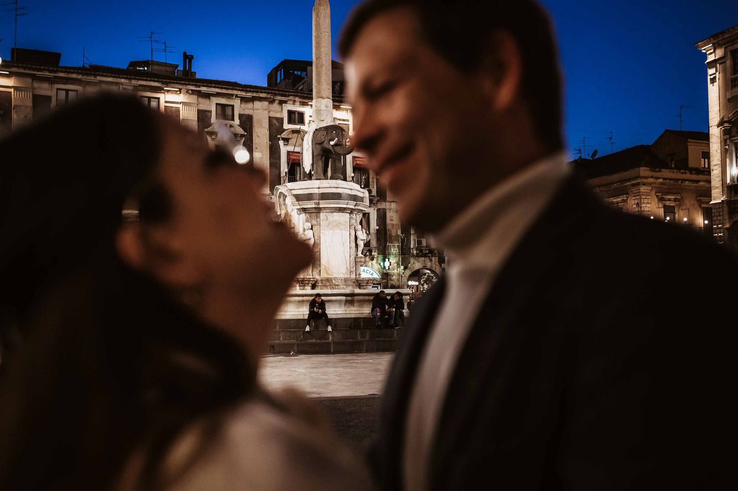 Couple in Piazza Duomo, Catania, at dusk — vacation photographer in Sicily
