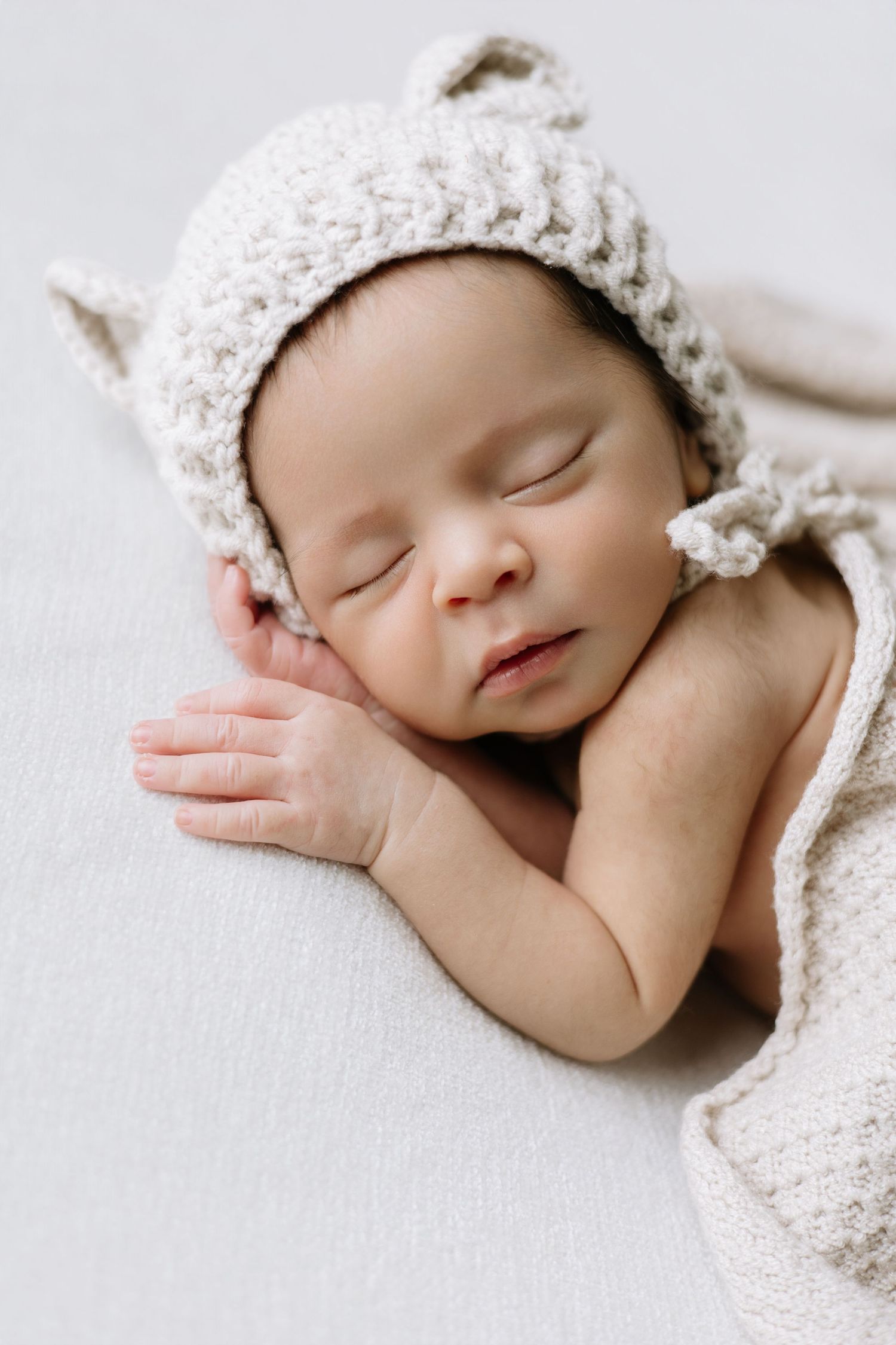 Minimalist newborn portrait captured in Punta Cana

Retrato minimalista de recién nacido capturado en Punta Cana