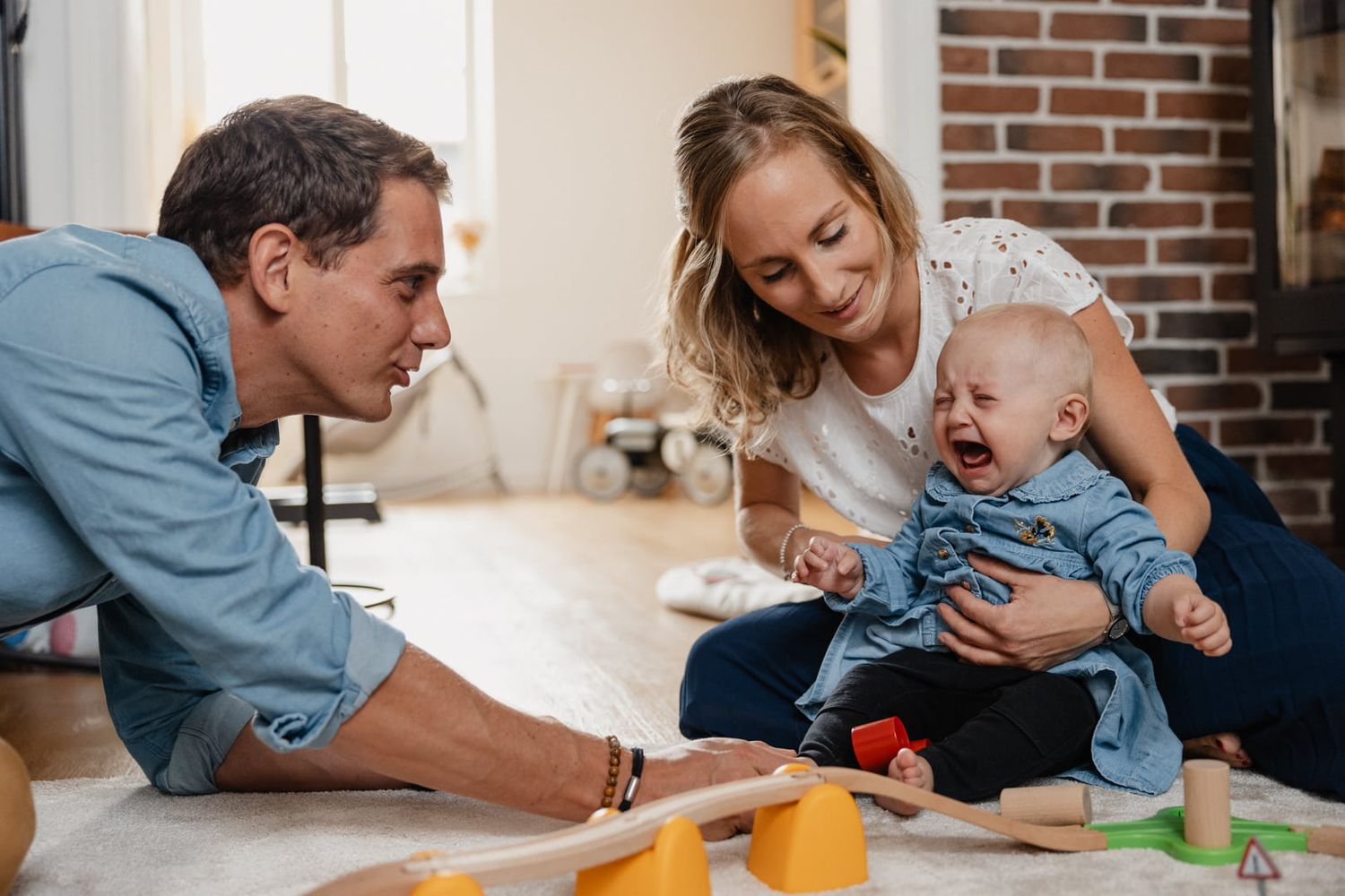 photographie d'un bebe qui pleure de frustration pendant une seance photo de famille a Lille