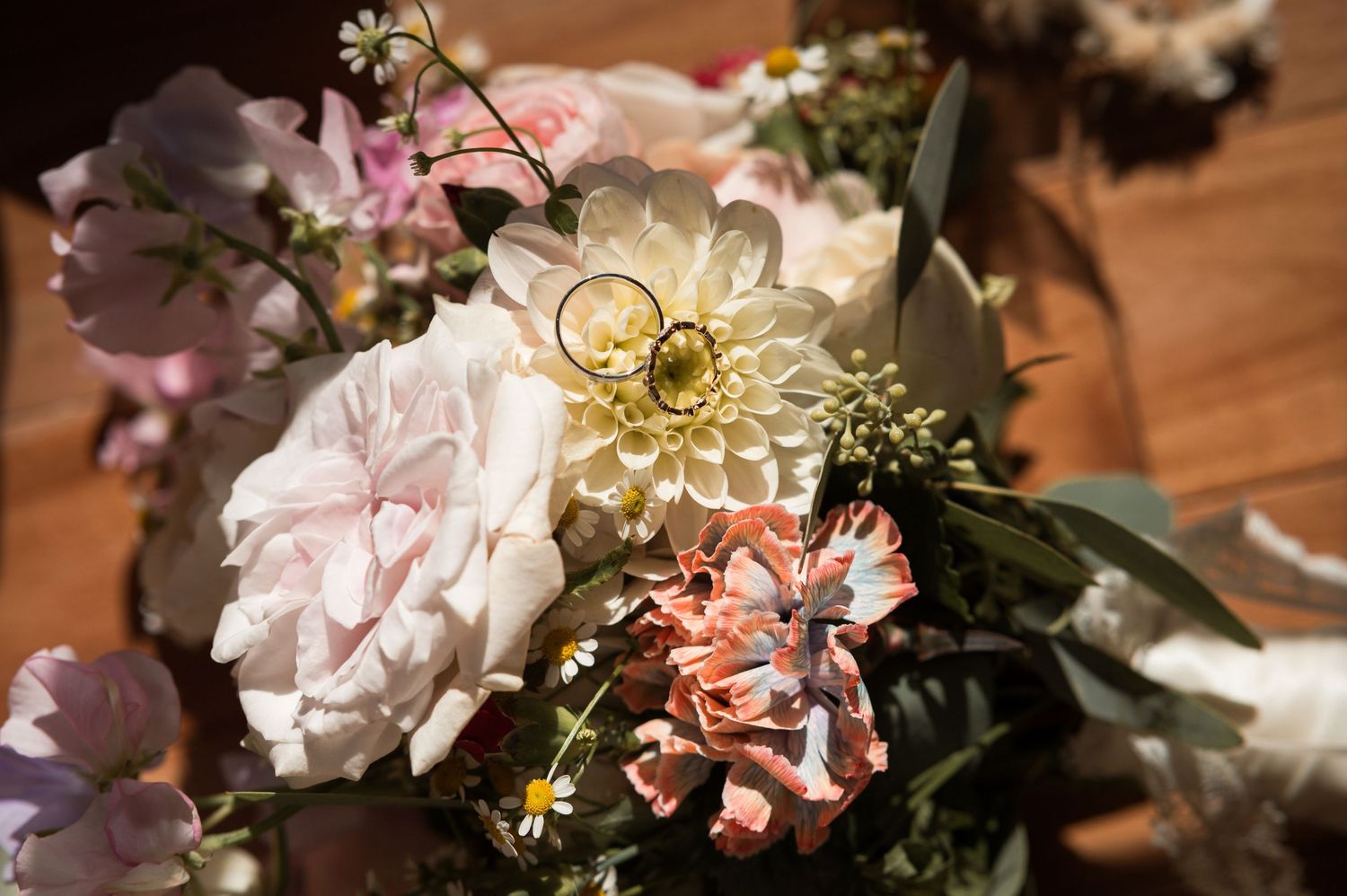 Détails du bouquet des alliances de la mariée