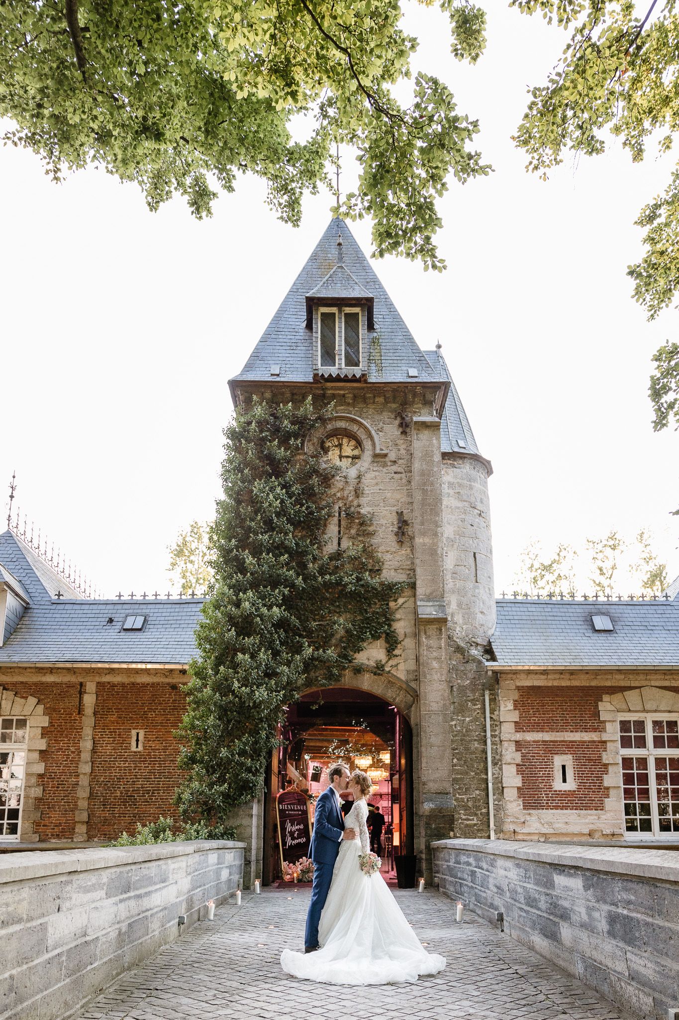 Baiser des maries dans l'allee du chateau du biez pres de Lille, un moment tendre capture juste avant l'entree en salle des maries