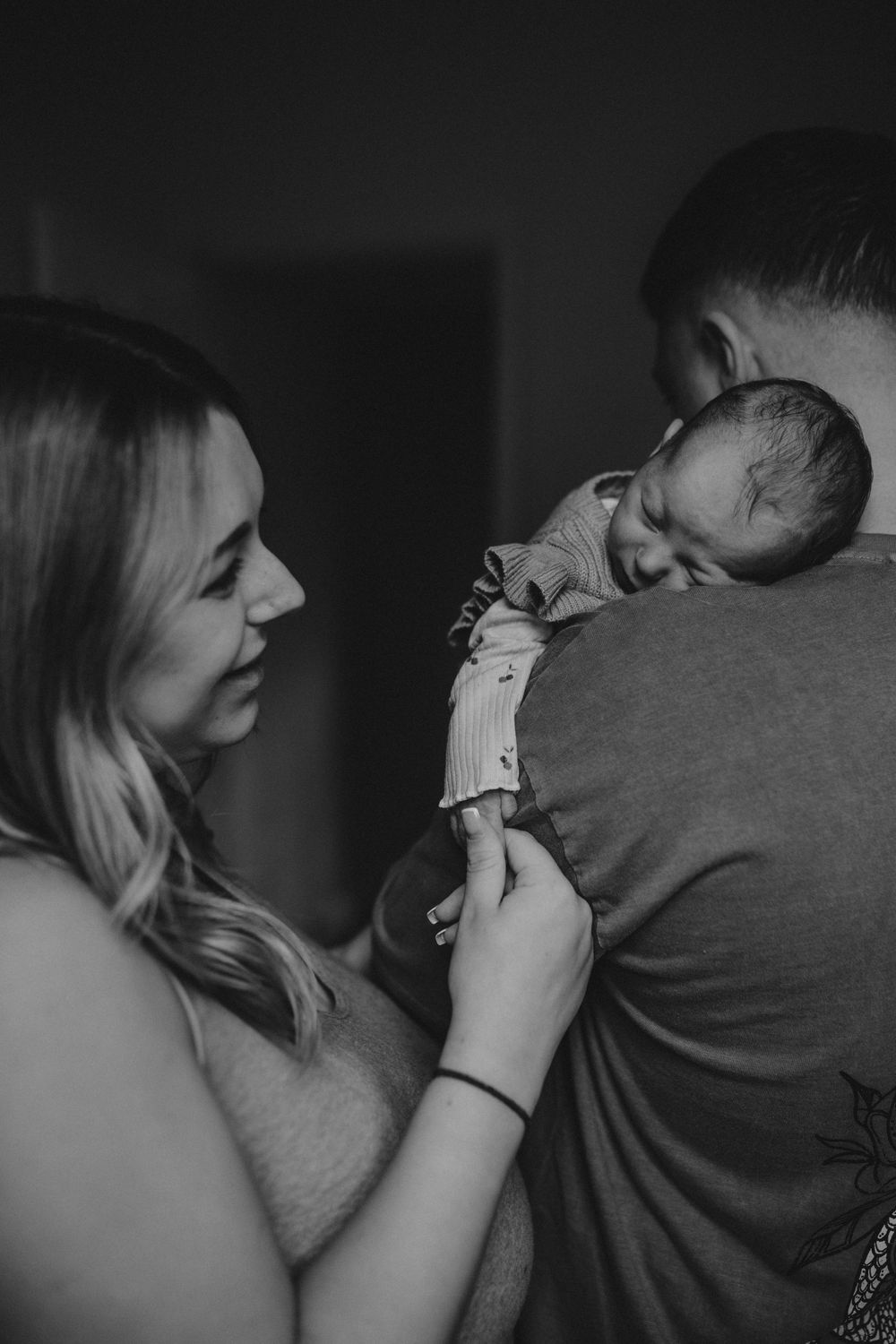 at home newborn photography session parents and newborn baby