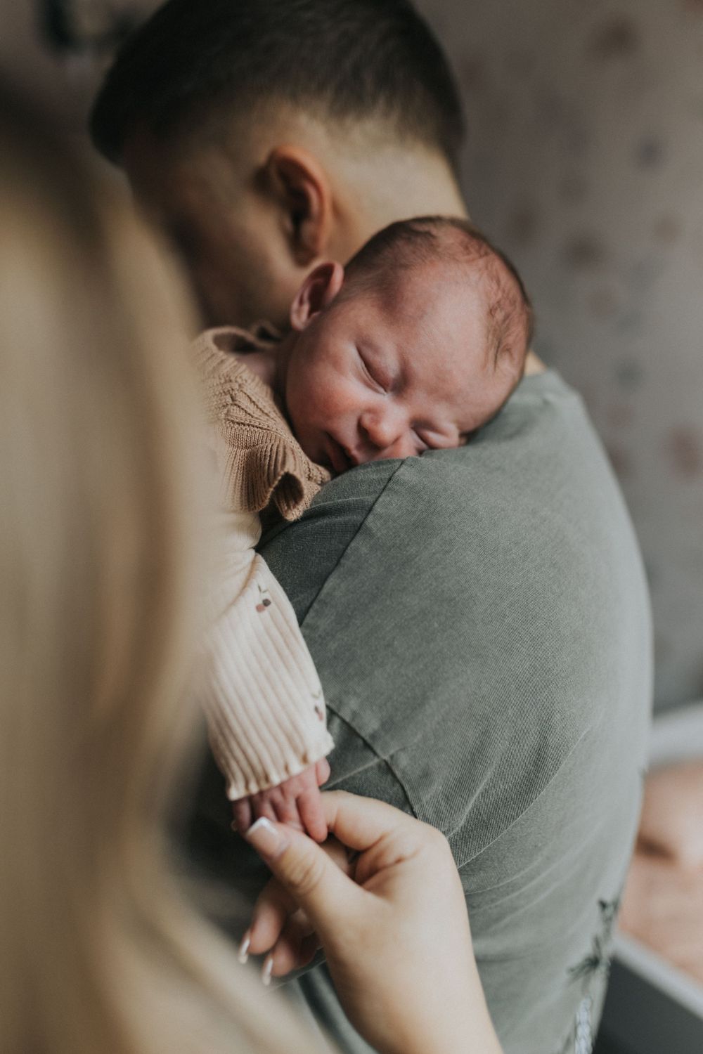 at home newborn photography session parents and newborn baby