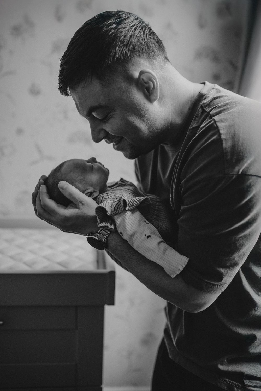 at home newborn photography session parents and newborn baby