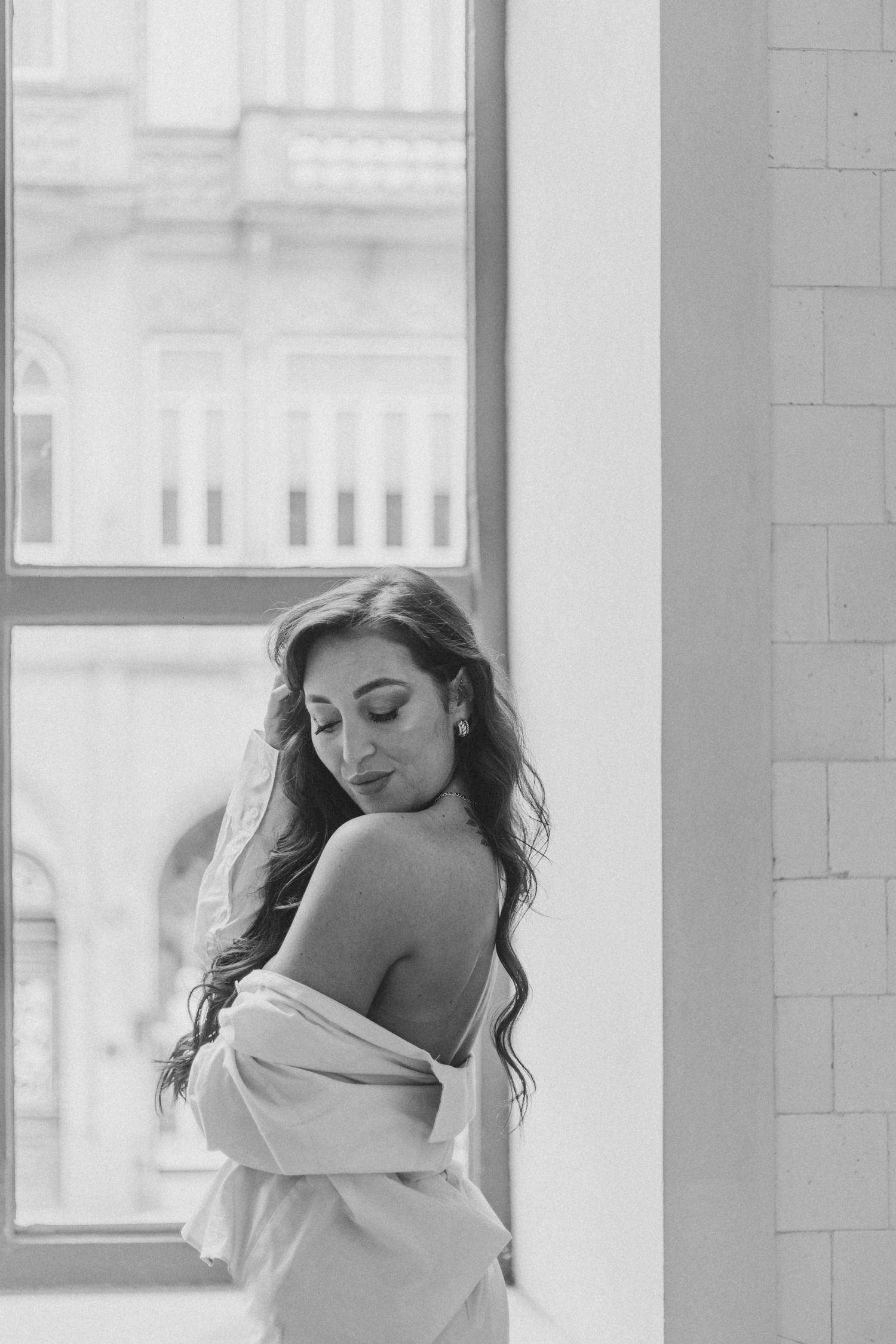 Black and white boudoir portrait in natural light.