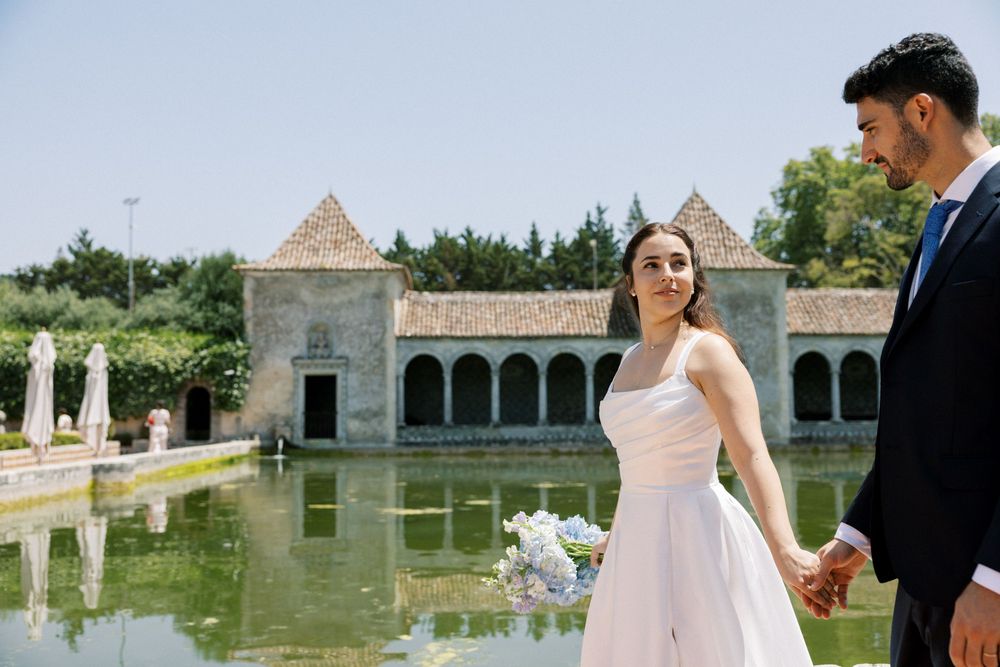 Portuguese bride and groom by the lake at Palácio da Bacalhôa wedding venue