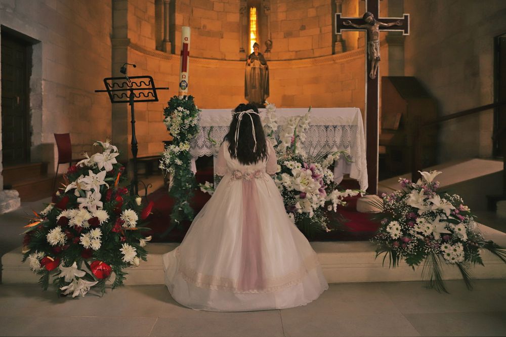 Fotografía de comunión en Vitoria-Gasteiz realizada por BOAfoto, sesión de fotos infantil con traje ceremonial