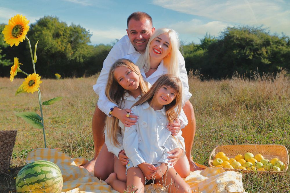 Imagen artística de familia reunida en el parque Salburua, fotografía de BOA Photostudio