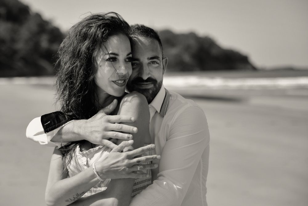 Imagen artística de pareja abrazada en exteriores, fotografía profesional de BOA Photostudio