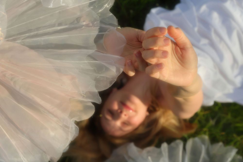 sesion de fotos personal para mujer en naturaleza con flores gigantes, Vitoria, Bilbao, San sebastian