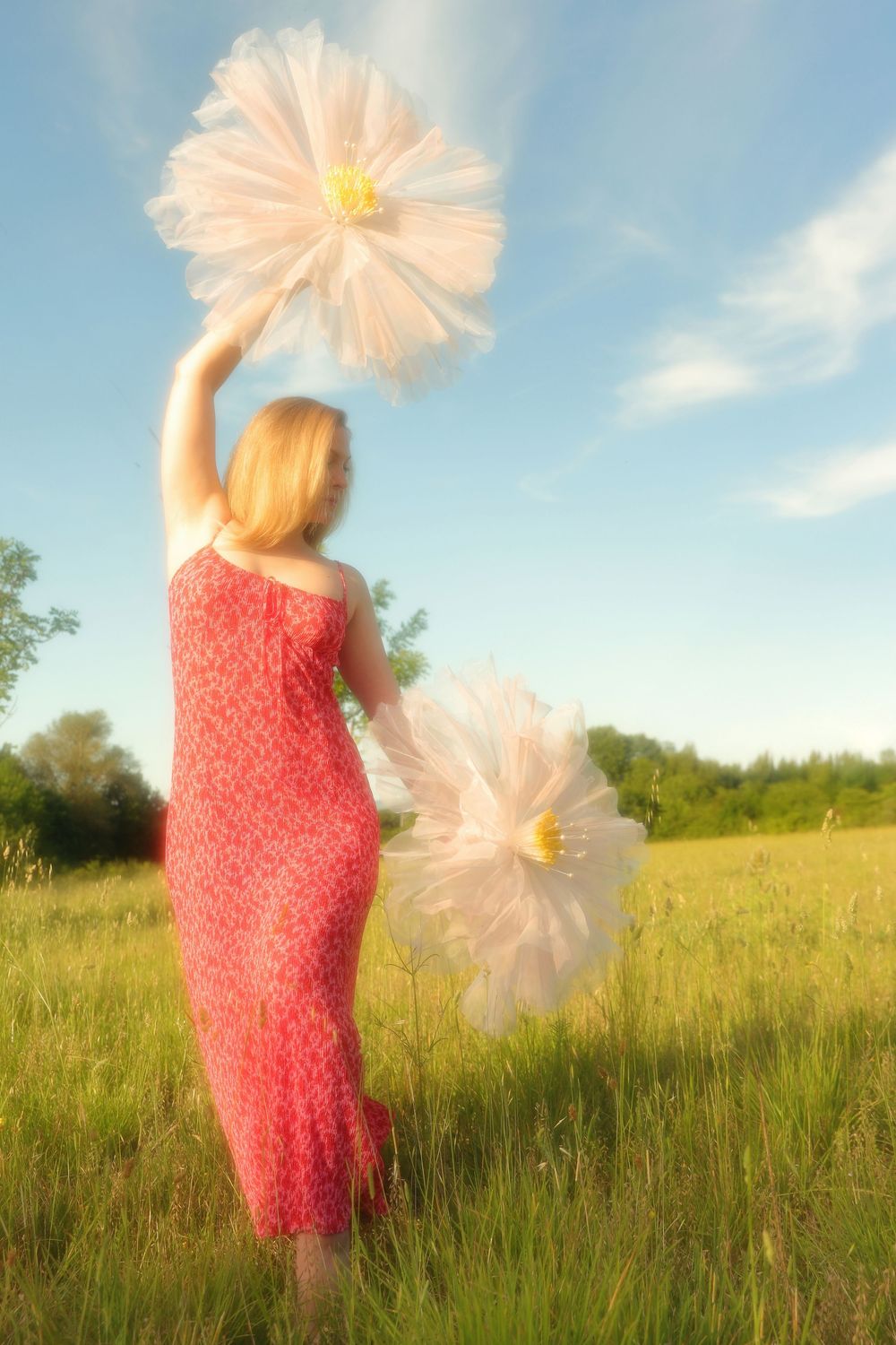 sesion de fotos de mujer en ele aire libre con las flores gigantes en naturaleza, Vitoria Gasteiz, Bilbao, Burgos, San Sebastian, Donostia