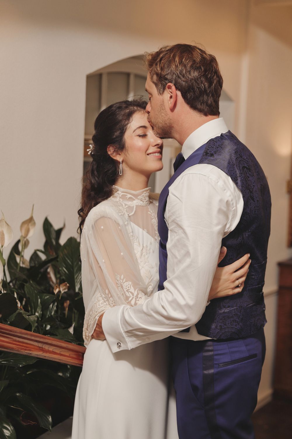 Novios adrazando en su fiesta de boda, fotografía de BOAfoto especializada en eventos familiares, corporativos y sesiónes de fotos personale