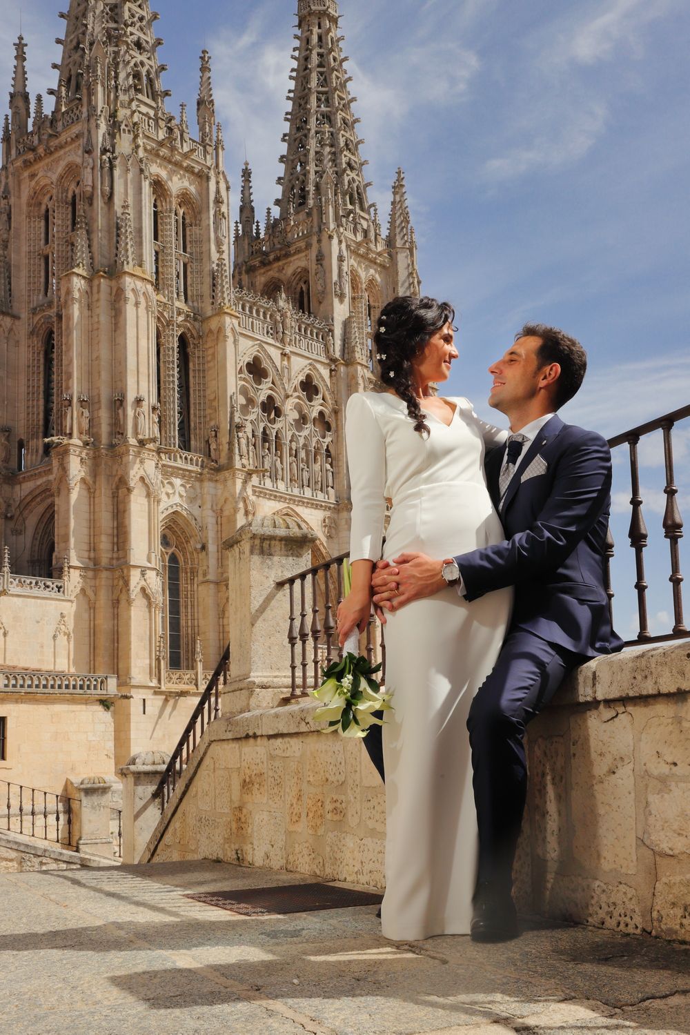 Fotografía de boda en Burgos realizada por BOAfoto, pareja abrazada frente a la Catedral