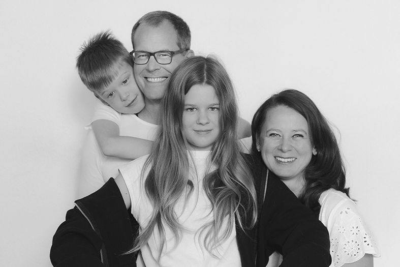 Hochwertige Wandtapete mit Familienfoto – modernes Interieur mit persönlicher Note, fotografiert von Andrea Fotografie in Frankfurt | klicku