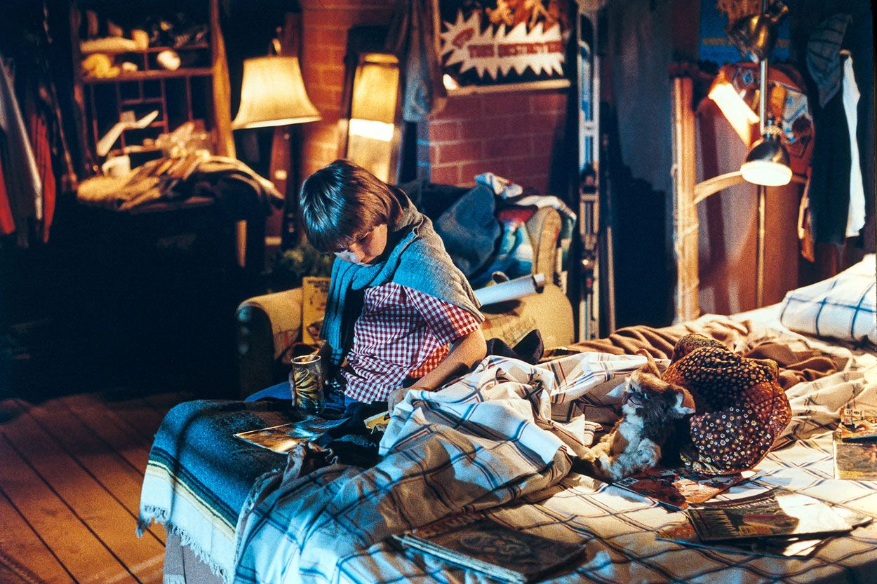 Billy, Pete and Gizmo in Billy's bedroom