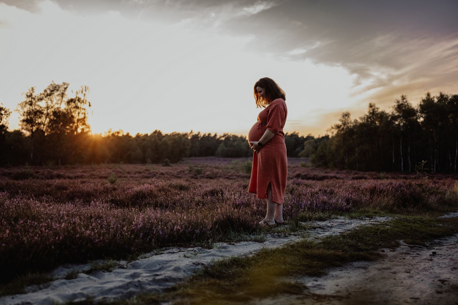 Zwangerschapsshoot Wezep op de heide golden hour in Overijssel omgeving Zwolle zwangerschapsfotograaf
