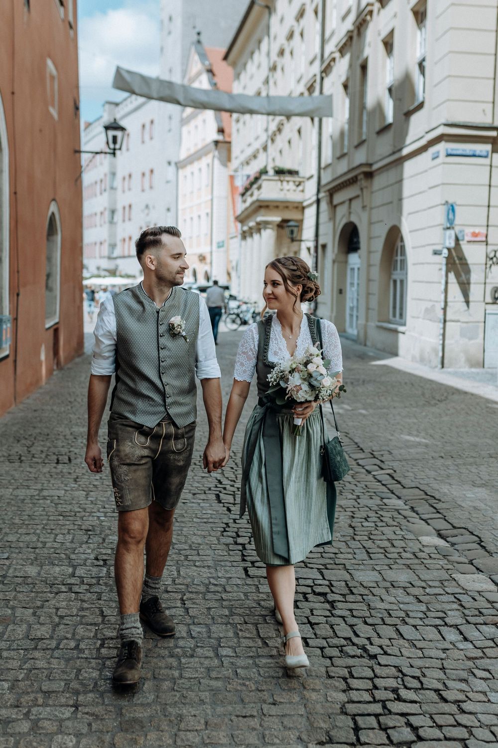 Brautpaarshooting Altstadt Regensburg, nach einer standesamtlichen Trauung im Alten Rathhaus in Regensburg