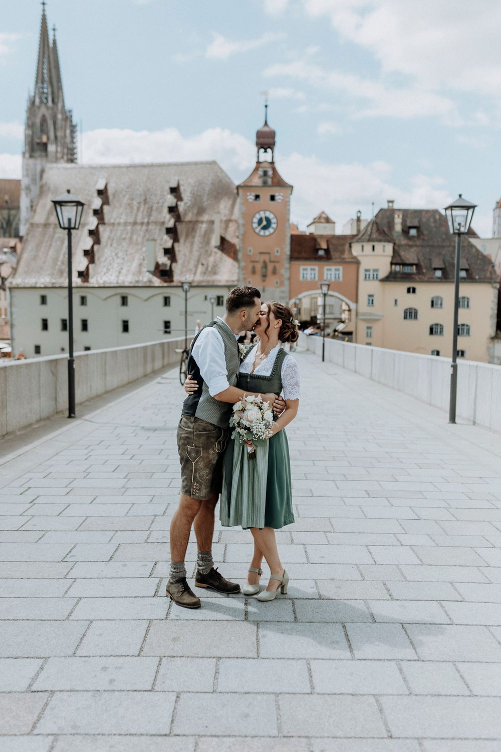 Brautpaarshooting Altstadt Regensburg, nach einer standesamtlichen Trauung im Alten Rathhaus in Regensburg
