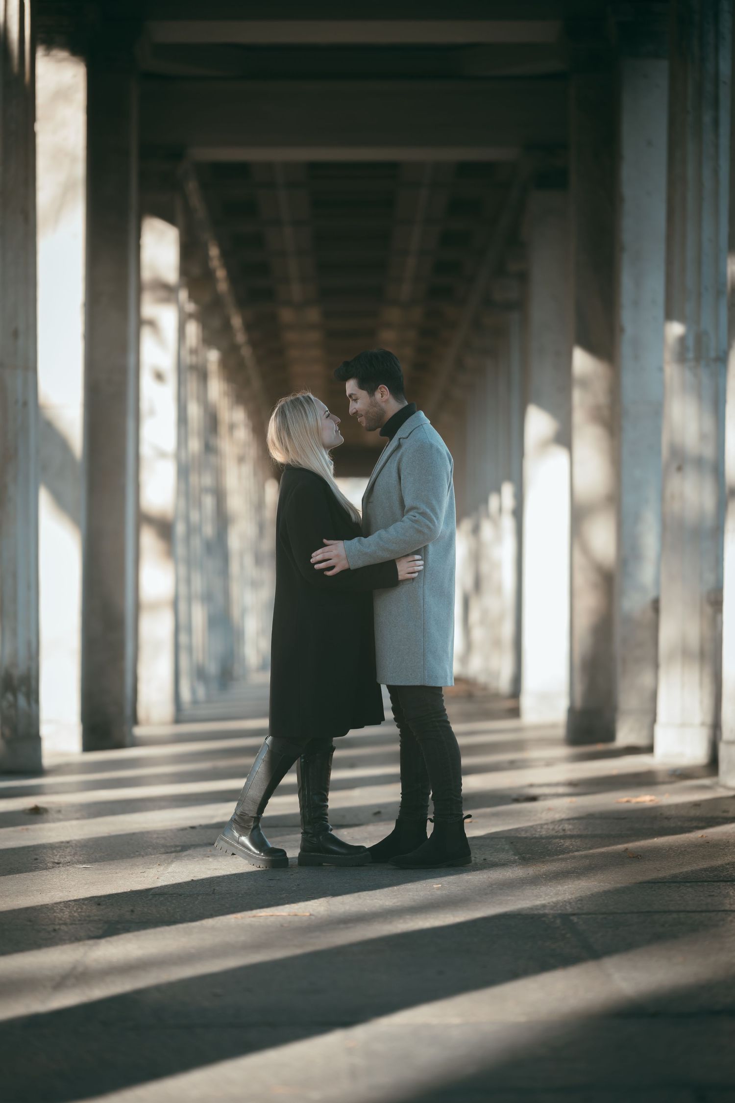 Fotoshooting für Paare auf der Museumsinsel Berlin mit natürlicher Stimmung