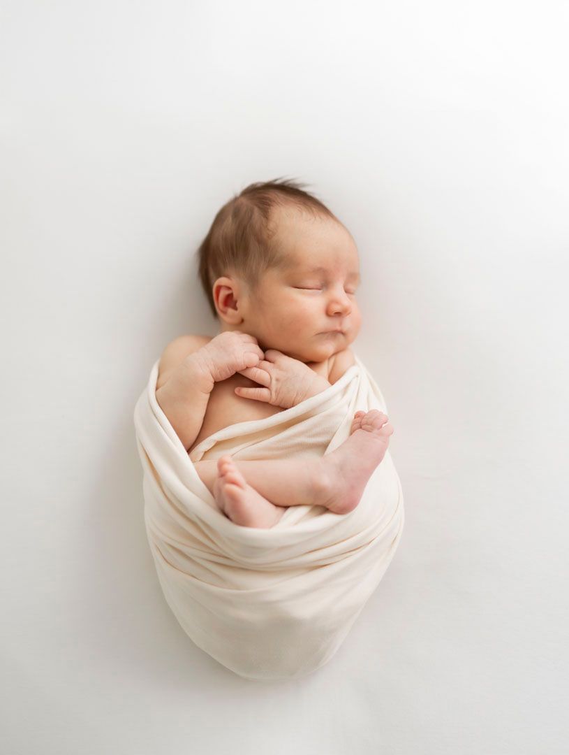 Vastasyntynyt vauva nukkuu, Newborn kuvaaja Muurame, newbornkuvaus, perhekuva