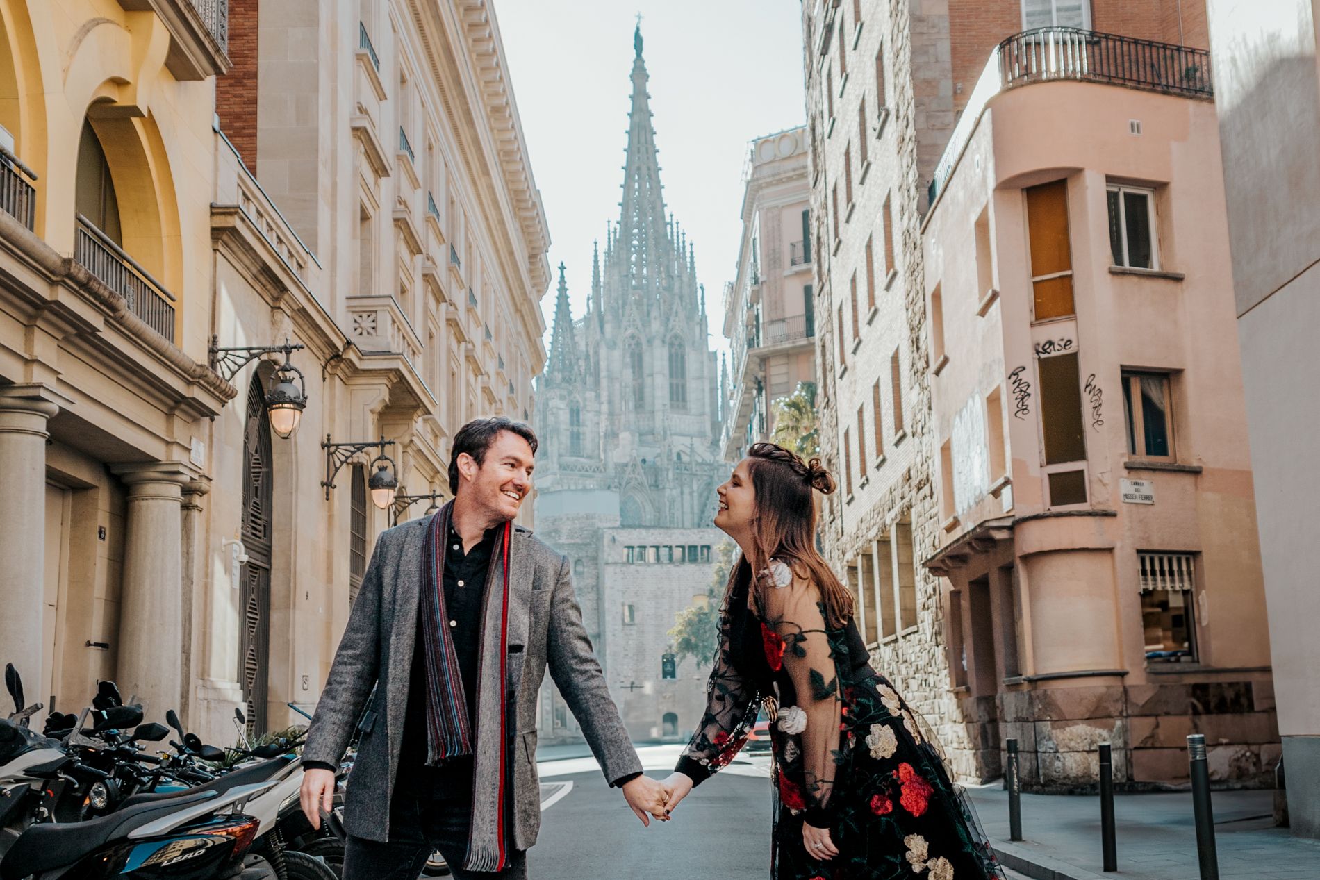 Celebrate 20 Years of Love! A romantic anniversary photoshoot in Barcelona to capture your story.