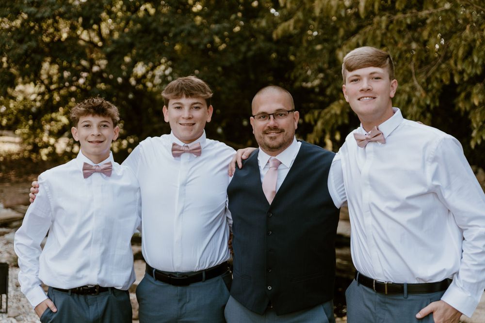 Hamilton Ohio summer backyard wedding photography by Vicci Photo Dayton Ohio Photographer Victoria Wooton