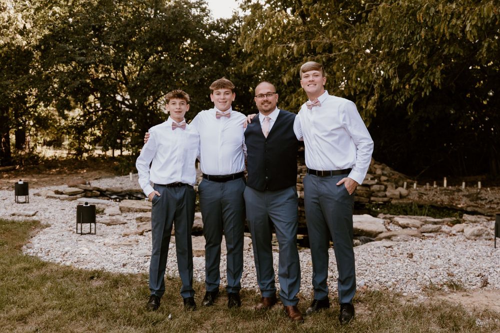 Hamilton Ohio summer backyard wedding photography by Vicci Photo Dayton Ohio Photographer Victoria Wooton
