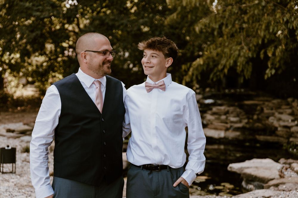 Hamilton Ohio summer backyard wedding photography by Vicci Photo Dayton Ohio Photographer Victoria Wooton