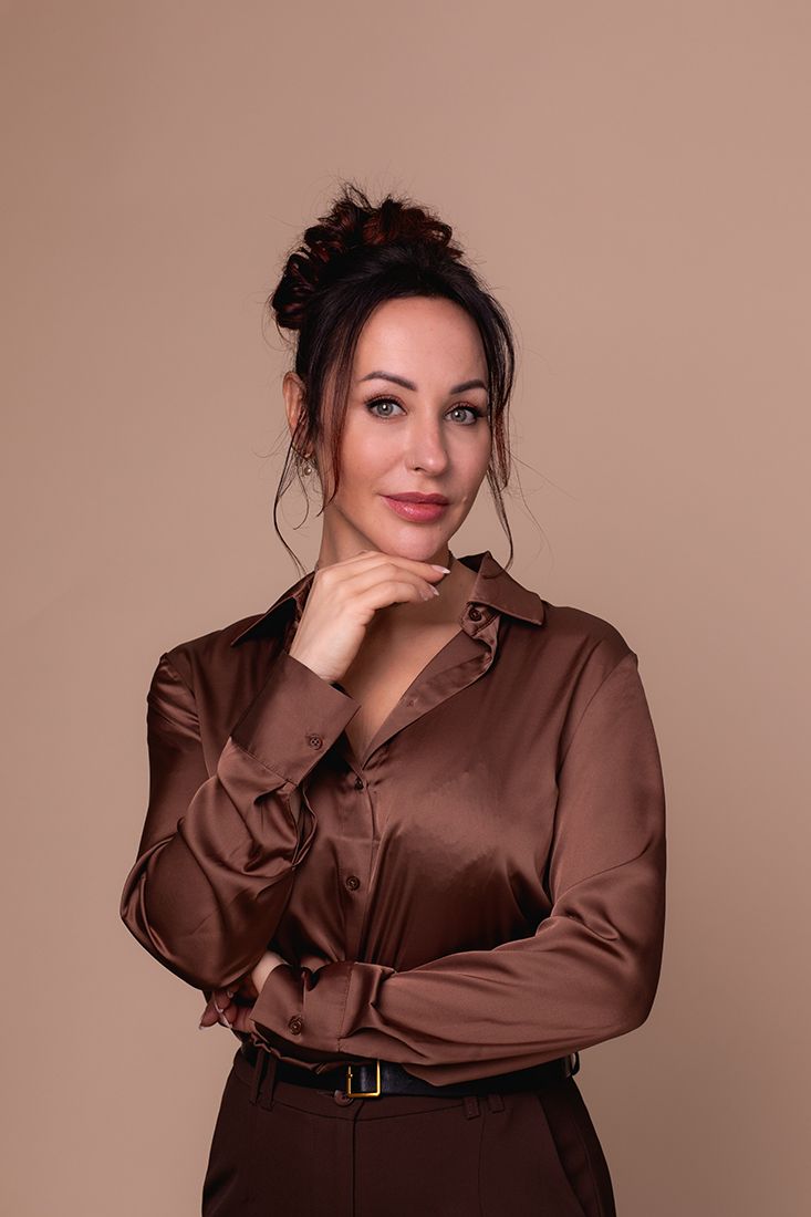 Studio portretshoot met beige en bruine tinten van een vrouwelijke ondernemer in de studio.