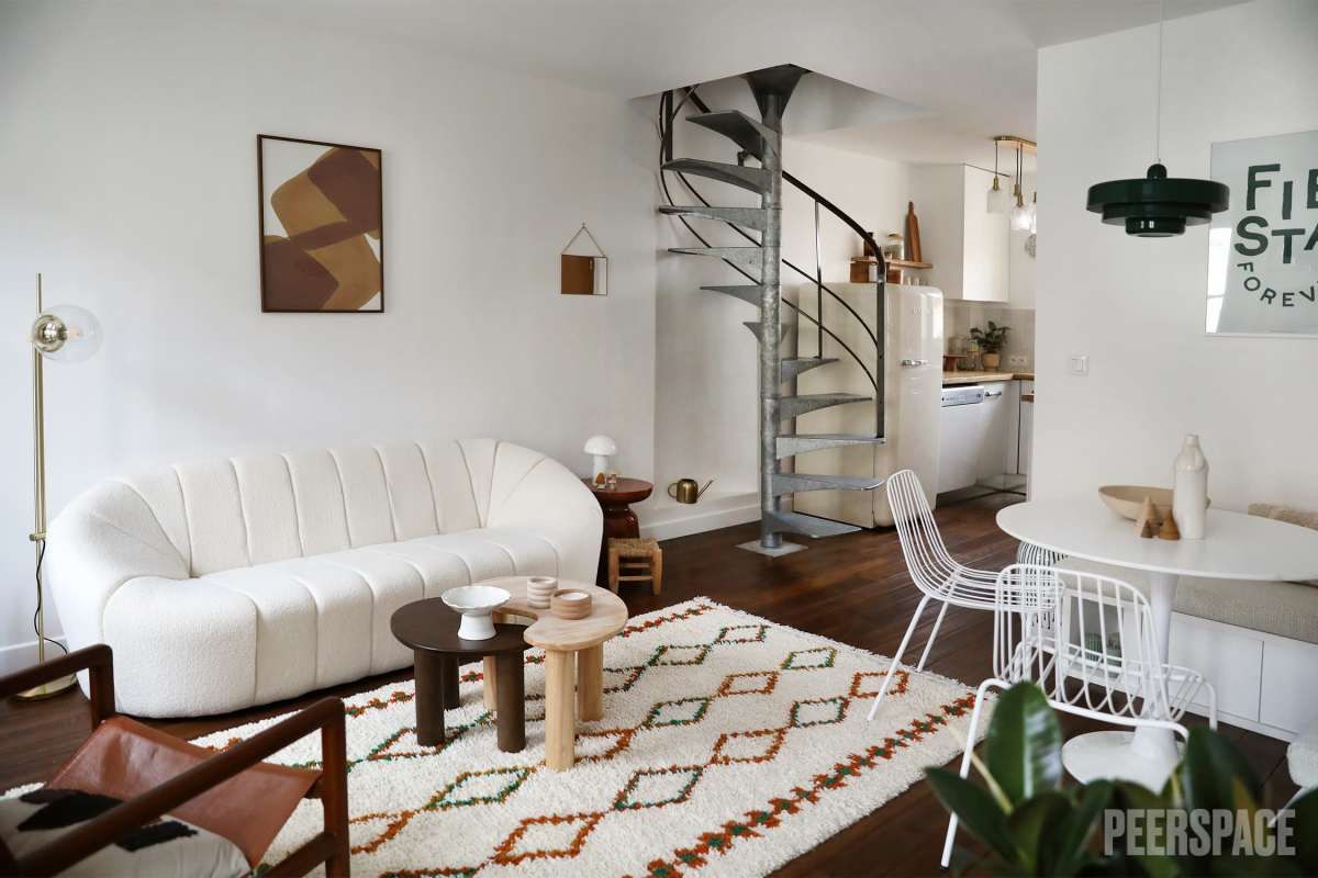 Photo de personal branding dans un décor cosy et élégant, aux couleurs naturelles. Idéal pour une image professionnelle accueillante.