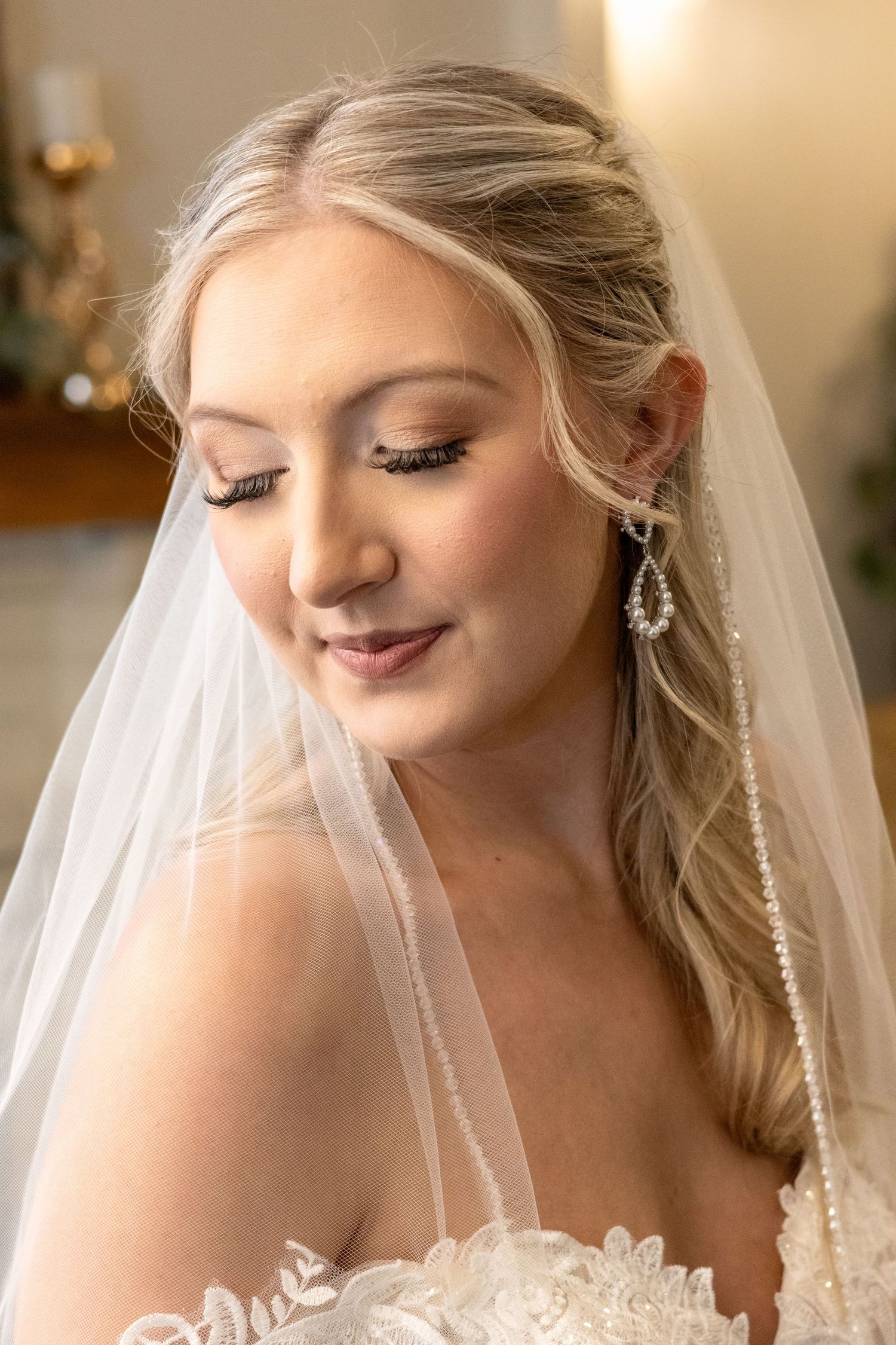 Close-up shots of bridal details showing veil, jewelry and makeup.