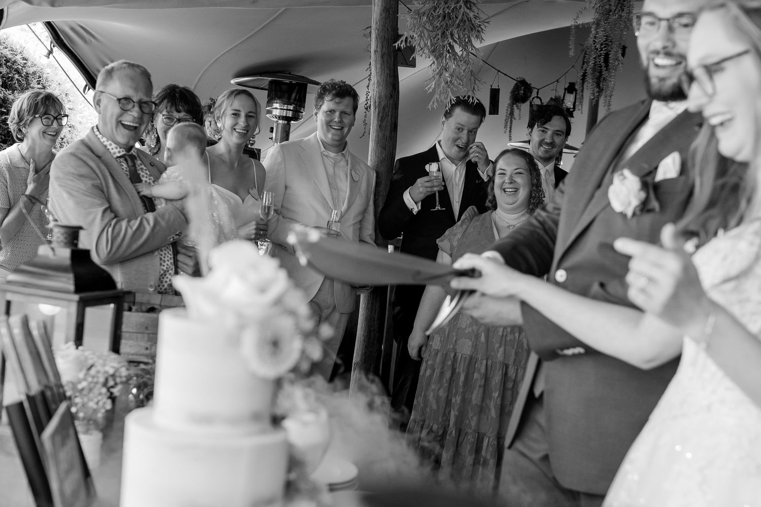 romantische-trouwfotografie-christelijk-taart-aansnijden