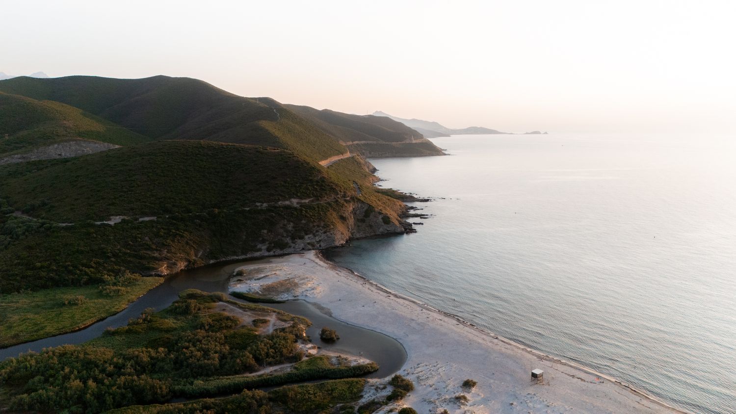 plage de l'ostriconi vue du ciel au coucher du soleil