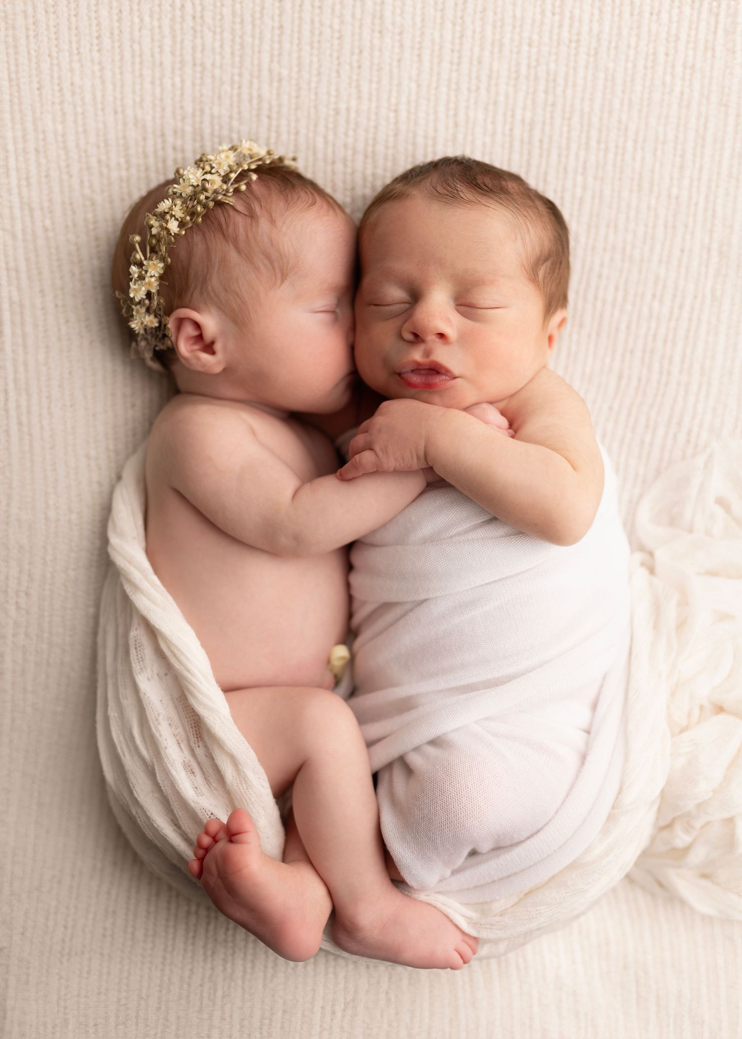 Newborn Photos for Janina's Photo session Cloverdale Family Photos Elizabeth Lang Photography. Studio. twins kissing