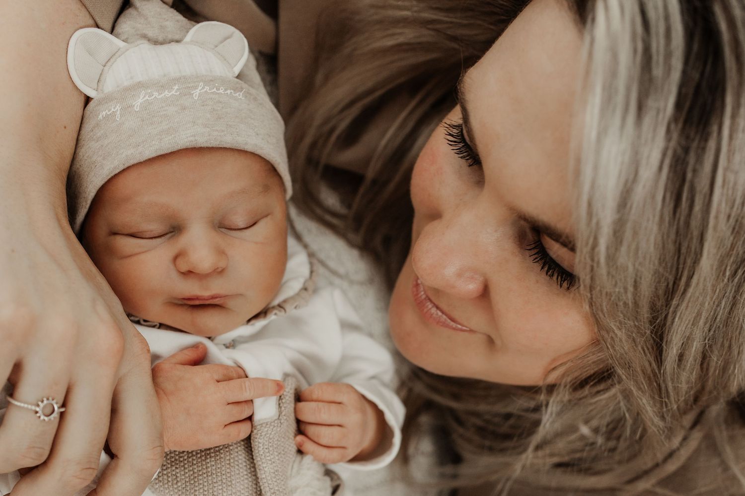 detailfoto pasgeboren baby liggend op zachte ondergrond newborn shoot Soest