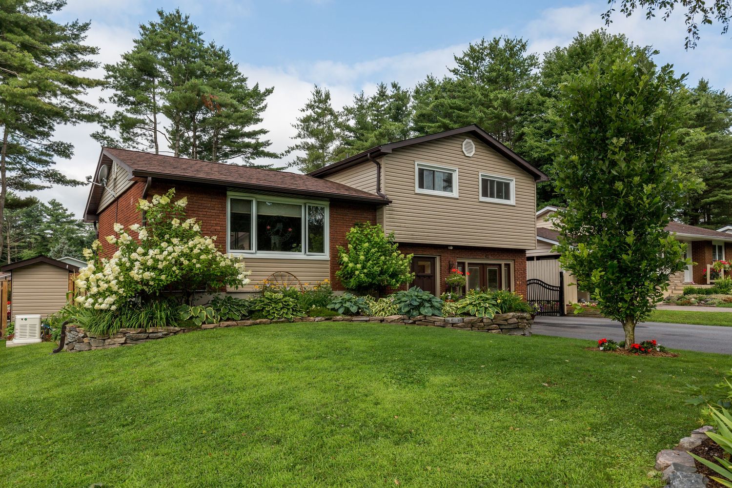 A photo of a detached home in Bracebridge Ontario for a real estate listing in Muskoka photographed by Sarah Tennant
