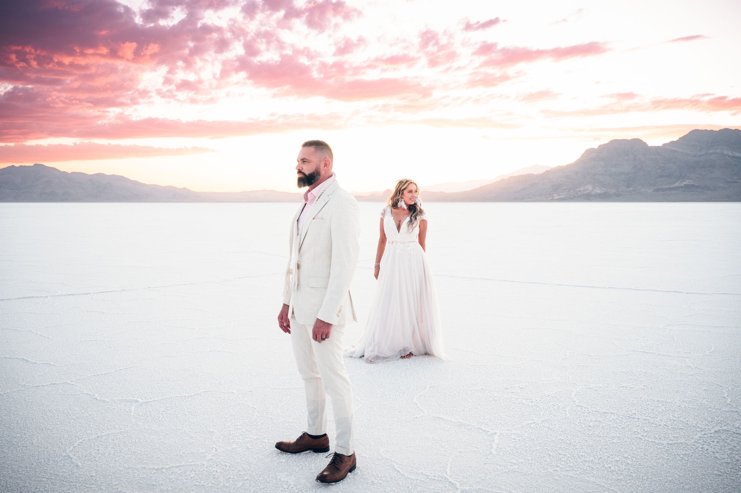 An elopement on the salt flats in Utah. sunset. Bonneville salt flats elopement wedding photographer. Couples photography in Salt lake city
