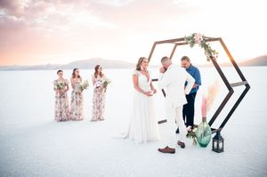 An elopement on the salt flats in Utah. sunset. Bonneville salt flats elopement wedding photographer. Couples photography in Salt lake city