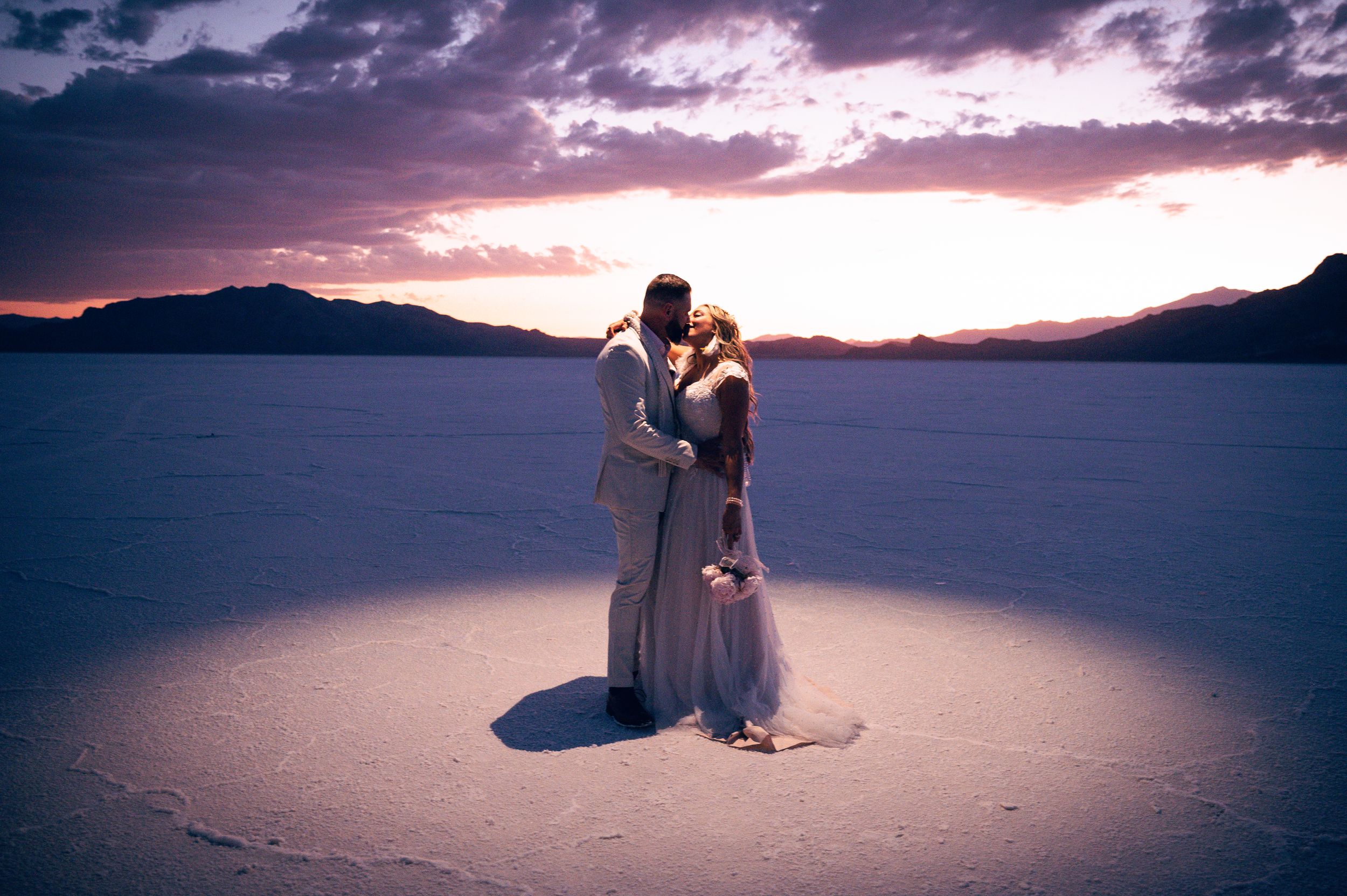 An elopement on the salt flats in Utah. sunset. Bonneville salt flats elopement wedding photographer. Couples photography in Salt lake city