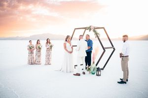 An elopement on the salt flats in Utah. sunset. Bonneville salt flats elopement wedding photographer. Couples photography in Salt lake city