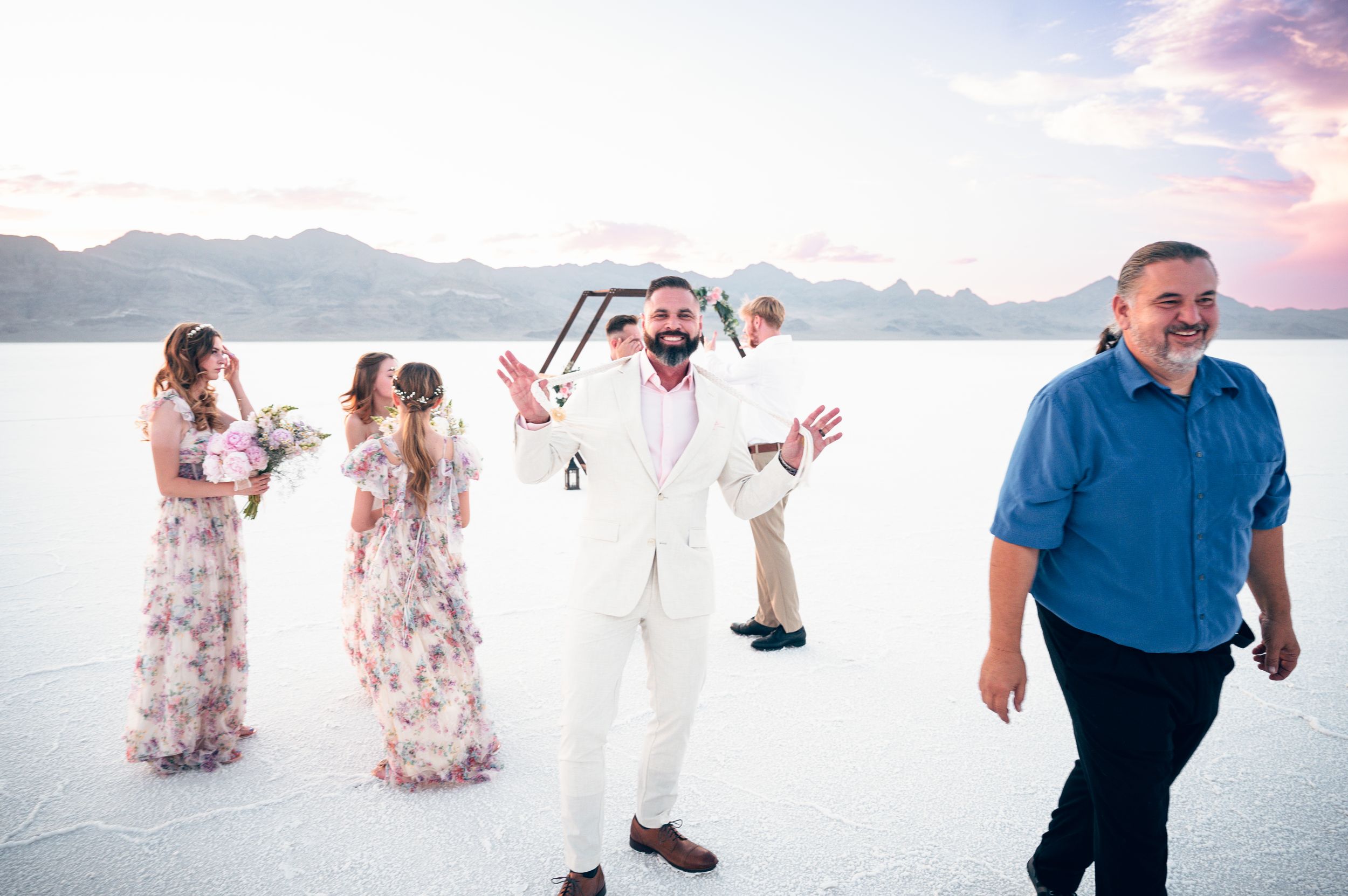 An elopement on the salt flats in Utah. sunset. Bonneville salt flats elopement wedding photographer. Couples photography in Salt lake city