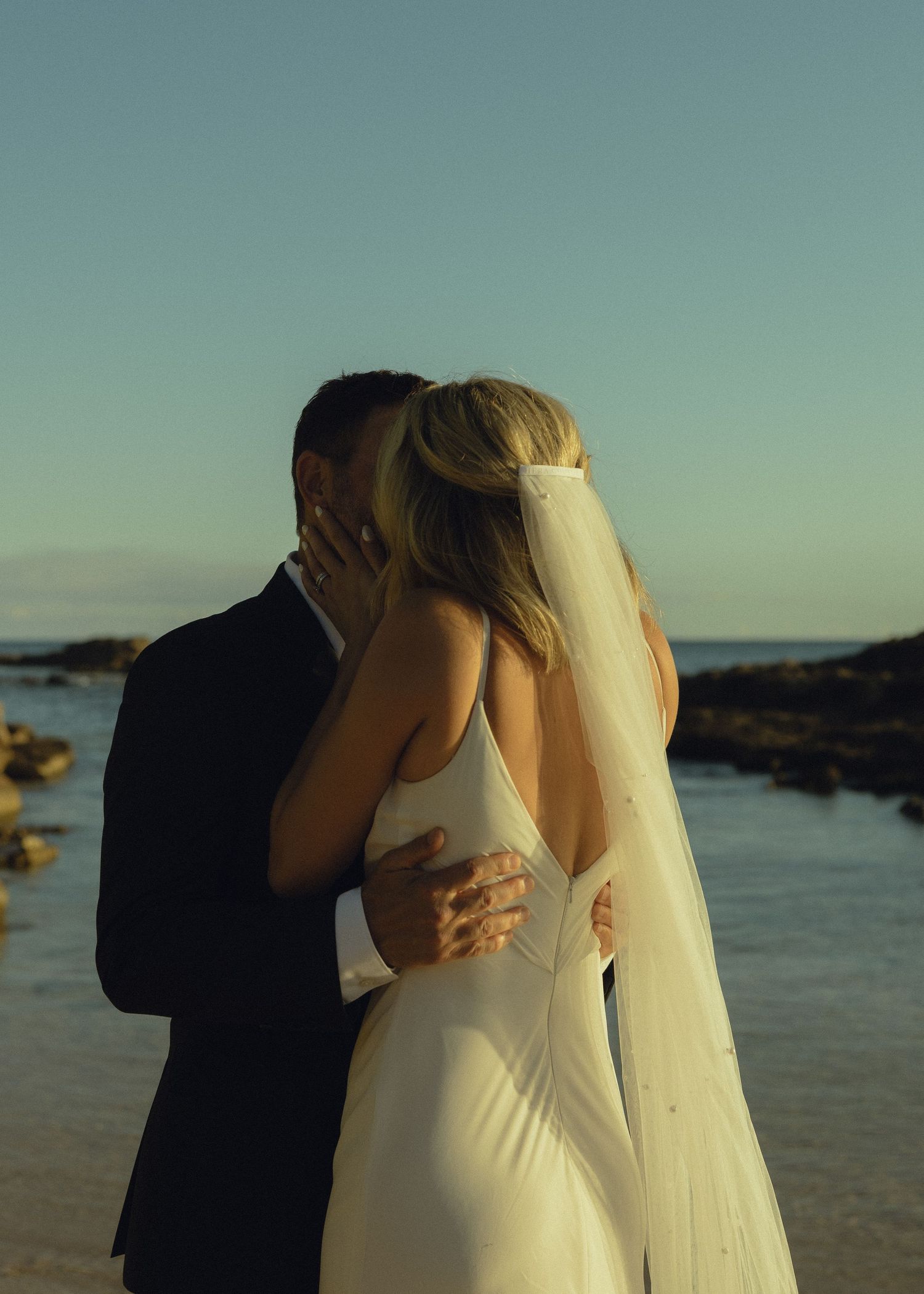 Hannah Wynter Films O'ahu, Hawai'i-based photo and video duo. We specialize in capturing stunning moments for couples, e