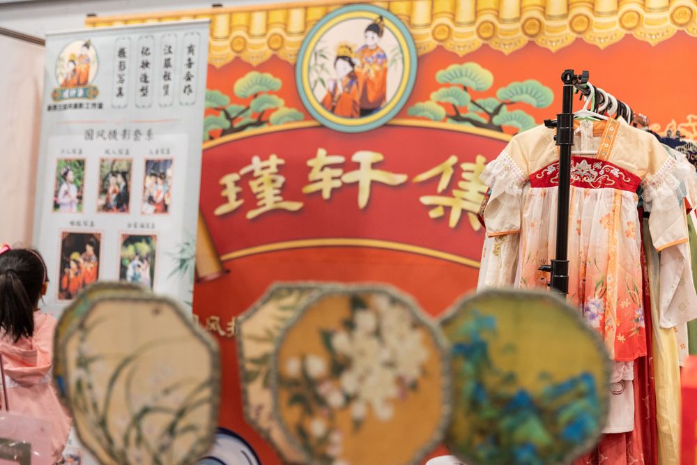 Lively New Year Hanfu market stall event photography capturing cultural portraits and interactions, by an Auckland photographer.Lively New Y