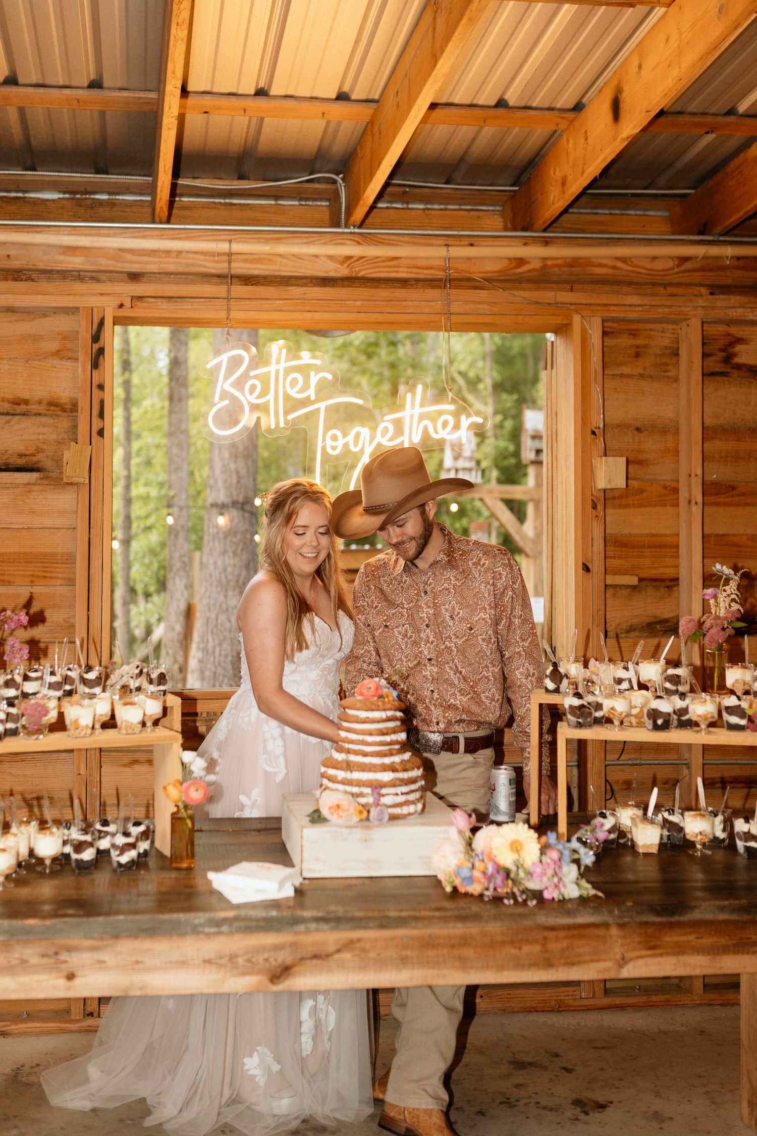 photograph of cake cutting at the barn at big oak in franklin georgia