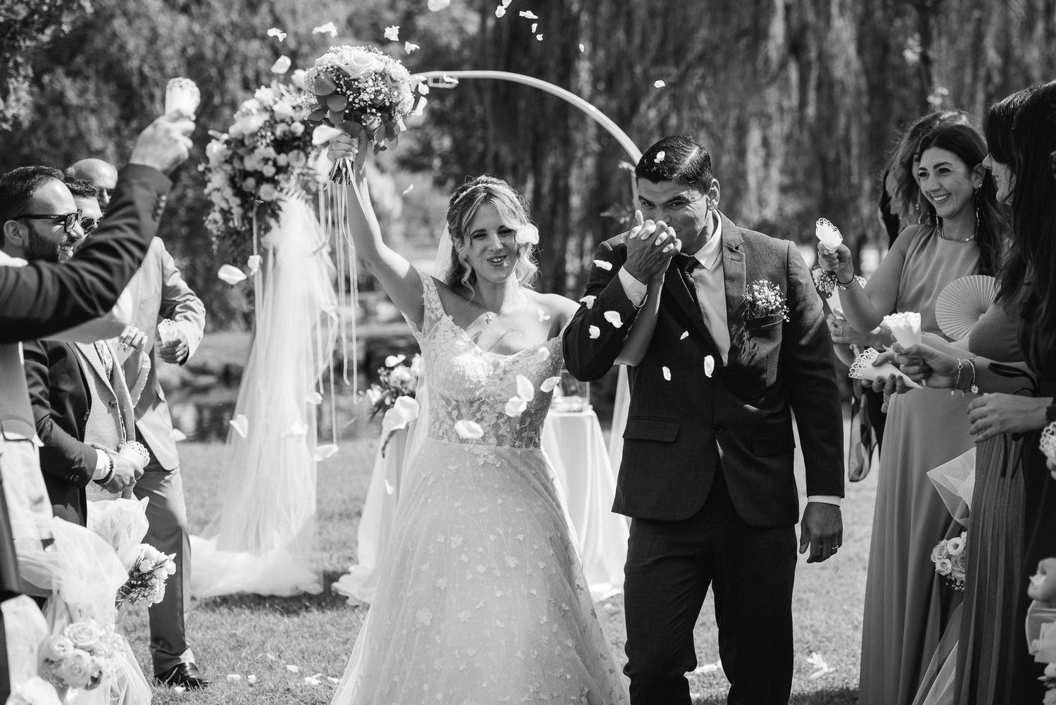 matrimoni-udine-cerimonia-sposi-bacio-fiori